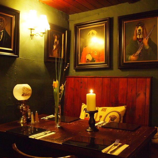 Cosy rooms to enjoy meals with friends